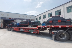 1200*1200雙齒輥破碎機，兩臺900*900軌道移動雙齒輥破碎機發(fā)往云南