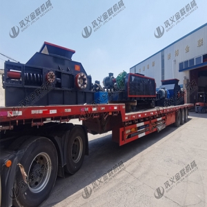 1200*1200雙齒輥破碎機(jī)，兩臺(tái)900*900軌道移動(dòng)雙齒輥破碎機(jī)發(fā)往云南