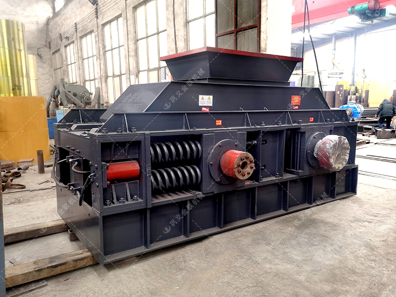 1500x1000大型半自動液壓對輥破碎機發往廣東