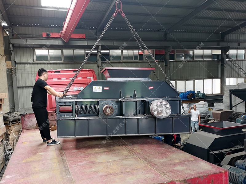鵝卵石對輥制砂機發往湖北恩施
